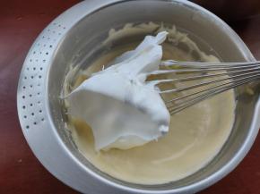 看不到蛋白霜后再加入三分之一的蛋白霜加入，同样的方法拌匀。