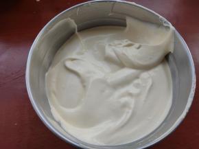 然后倒回蛋白霜的盆内，仍用之前的方法拌匀。