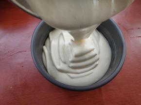 将准备好的面糊倒入模具，倒面糊时，蛋盆离模具大概15厘米高倒入面糊，这样能使里面的大气泡自动消除。