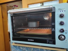 放入预热好的烤箱，上下火170度烘烤35分钟左右，这个温度跟时间仅供参考，实际操作根据自己家烤箱的脾气调整就可以了。（烤箱预热至少十分钟哟，在烘烤过程中一定要随时观察哦，戚风长到最高点，开始微微滑落的时候就代表我们的戚风内部已经烤透了，要是不确定，可以插根竹签进去，没有面糊带出来就表示烤好了）