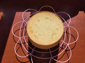 一定要等蛋糕完全凉透了再脱模，否则就算是成功的戚风蛋糕它也还是会收腰的。