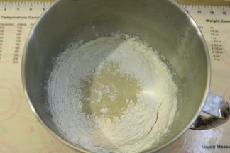 除黄油以外的所有面包材料放入厨师机桶内，酵母放在中间，盐和糖分开放。