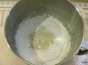 除黄油以外的所有面包材料放入厨师机桶内，酵母放在中间，盐和糖分开放。