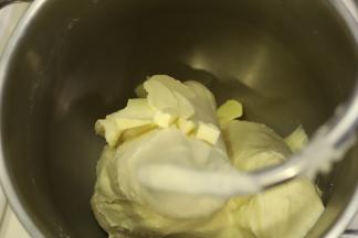 先2档揉成团，后转5档开始揉面，12分钟后（面筋形成7成）放入黄油。