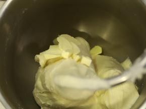 先2档揉成团，后转5档开始揉面，12分钟后（面筋形成7成）放入黄油。