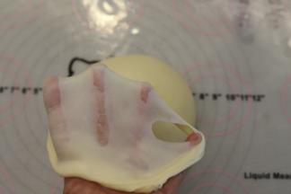 检查面团，可以拉出薄而不易破的薄膜。