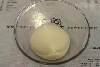 将面团搓圆放入盆内，盖上保鲜膜室温26度左右一发。