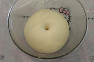 当面团发酵至2倍大时，手沾面粉，插入面团，不塌陷不回缩即发酵好了。