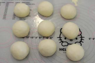 将面团轻压排气后平均分成9份，盖上保鲜膜松弛15分钟。