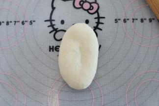 再次排气后搓圆擀成椭圆状。