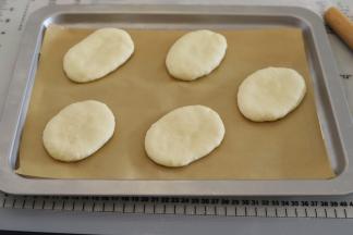 依次做好放入烤盘内。