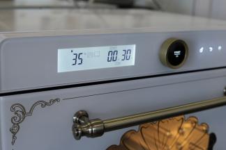 启动烤箱发酵功能，温度35度。（这款是蒸烤箱，所以无需烤箱内放温水）