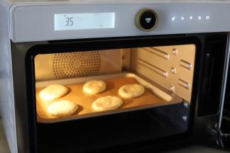 将面包胚放入烤箱内发酵30分钟，大概发酵1.5倍大。