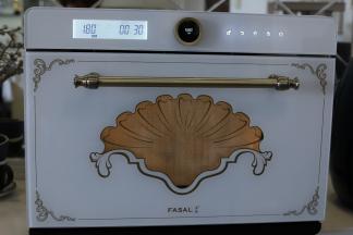 取出面包胚，开始预热烤箱，选择烧烤功能，温度180度，时间30分钟。