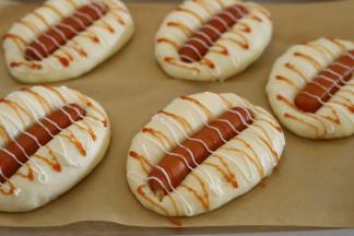 在面包上挤上沙拉酱，番茄酱。