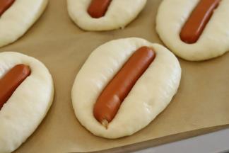 取一根火腿肠放在面包中间轻按到底。