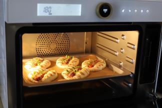 将火腿肠餐包放入预热好的烤箱内，烘烤时间为25分钟，记得注意查看哦，上色了马上盖上锡纸