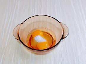 鸡蛋磕碗里，加入白砂糖，手动打蛋器打至均匀。