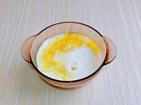 再加入牛奶，充分搅拌均匀。