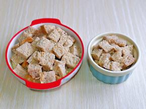 将蛋奶液倒入吐司丁器具中。