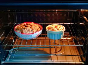 入烤箱中层的烤网上，上180度，下195度烤30分钟。(时间及温度仅供参考)