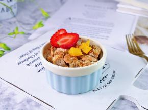 取出烤好的布丁，摆放上洗干净并切好的草莓，自己喜欢的水果都可以呦～