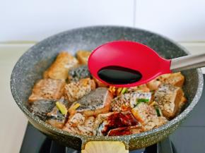 加入15毫升红烧酱油。