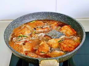 再加入纯净水，没过鱼块为佳。