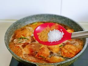 加入十三香与白砂糖，大火烧开后，转小火慢炖，时间自行掌握，炖熟即可，