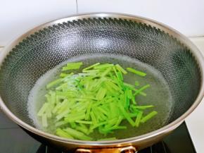 芹菜摘掉叶子，切段焯水: 锅中加入水烧开，下芹菜，大火煮30秒捞出过冷水。