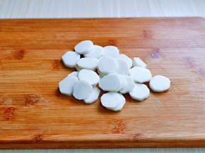 山药去皮，洗干净切片，放入小碗中，加入少量水及盐浸泡，避免氧化。