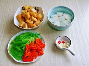 大蒜去皮切碎，辣椒切好，准备工作完成。