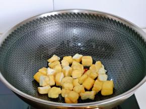 起油锅，加入辣椒蒜末煸炒，再加入油泡。