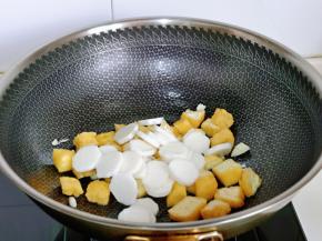 加入切好的山药。