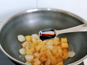 加入一小勺生抽，翻炒均匀。