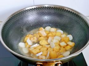 再加入半小碗纯净水，将两者煮熟。