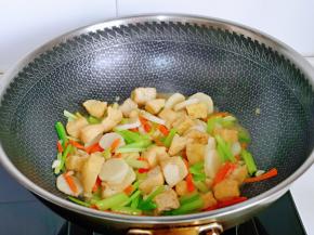 快速翻炒1分钟关火出锅。