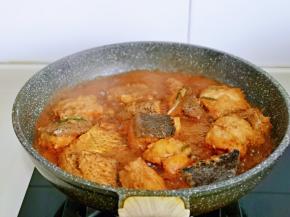 大约25分钟左右，鱼熟了，按个人口味加入盐。