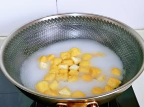 油泡从中间剪开，再焯水，冷水入锅，大火烧开，煮1分钟捞出。