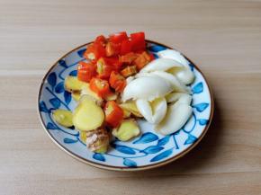 生姜蒜辣椒切好备用。