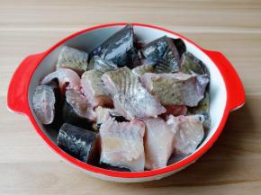 用砍骨刀把鮰鱼剁成小块。