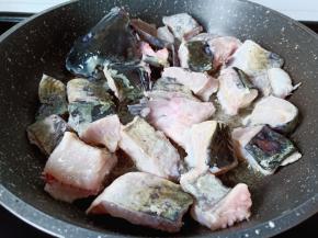 锅里放一点油油温五成热下鮰鱼煎。