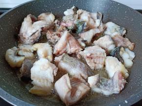 将鮰鱼煎至两面微黄。