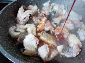 加入生抽两勺。