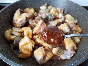 加入两勺黄豆酱。