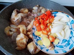 加入生姜蒜辣椒圈。