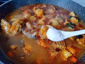 加一勺盐与适量清水。