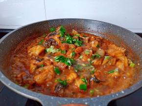 炖至鮰鱼熟透入味撒点小葱即可出锅。