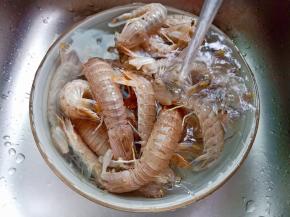 皮皮虾用刷子刷一下清洗干净。