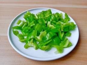 青辣椒切成小段。